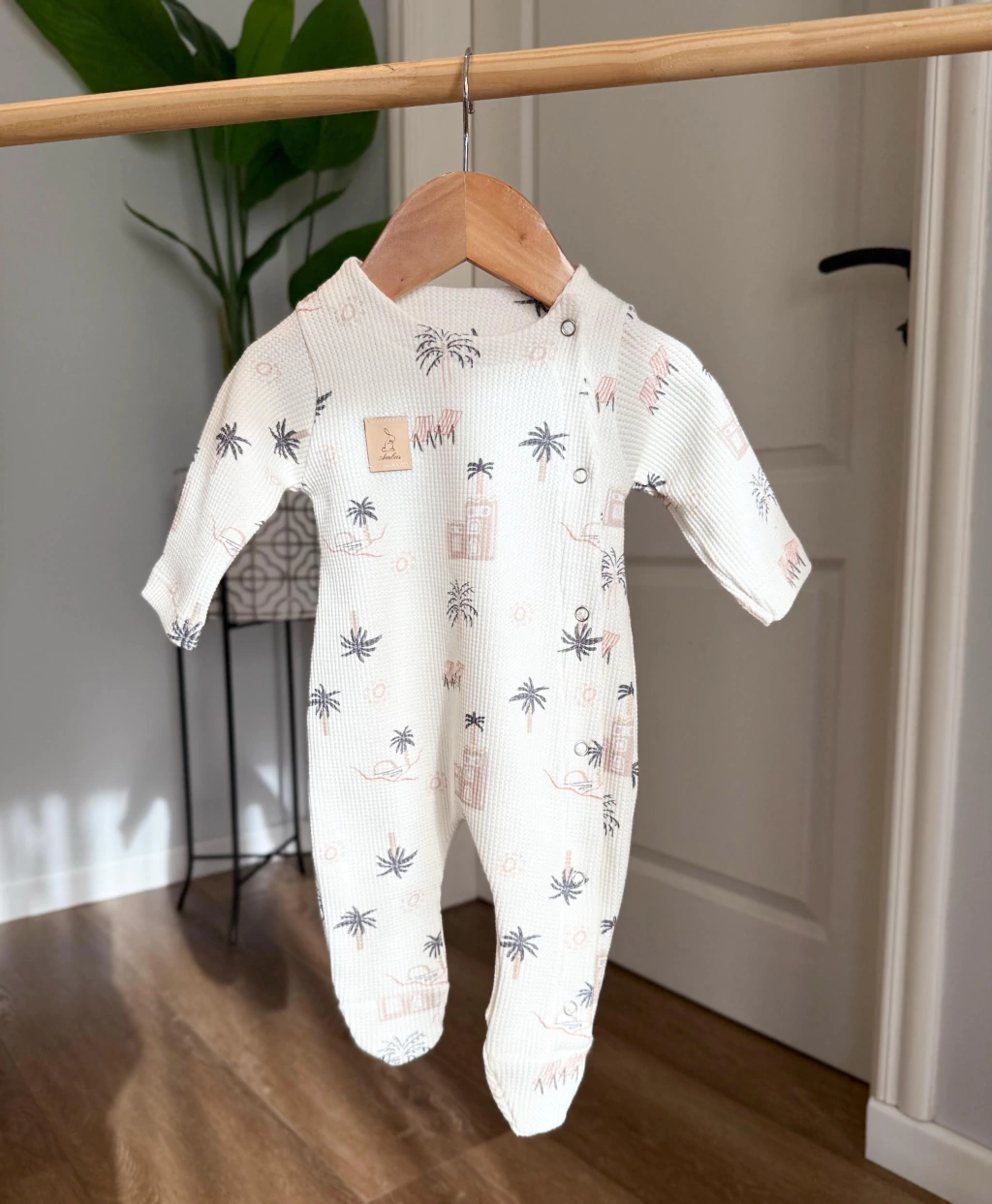 ENTERITO CON PIE WAFFLE PALMERAS  – Pañalera Belyan